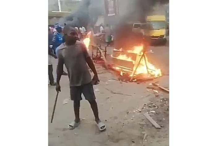 mediacongo's tweet photo. #Kinshasa: Des jeunes du quartier #Bibwa, dans la commune de #NSele, ont manifesté leur colère pour dénoncer l’insécurité persistante. Cette protestation fait suite à une recrudescence des braquages et des incursions nocturnes qui frappent l'est de la capitale congolaise
https://t.co/wtPMlNSnGP