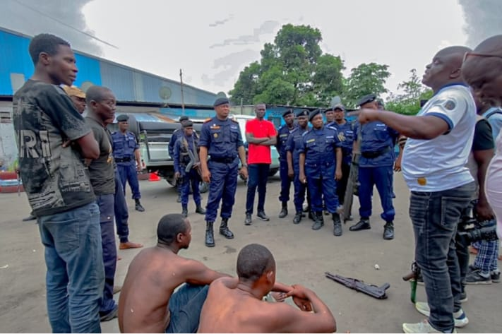 mediacongo's tweet photo. Insécurité à #Bibwa: 3 éléments de la #PNC et 2 braqueurs ont été mis aux arrêts aujourd'hui à #NSele après une opération musclée visant à rétablir l'ordre sur la #RN1. Ces interpellations interviennent dans un climat de fortes tensions marqué par des manifestations populaires dénonçant la criminalité urbaine
https://t.co/upbxLUtEnQ