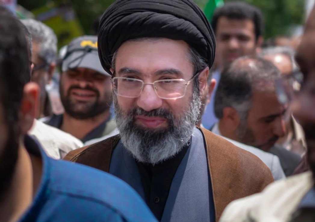 🇮🇷 | La television estatal iraní confirmó hoy que el nuevo Líder Supremo, Mojtaba Jamenei, está herido y fue descrito como “herido por el enemigo”.

No se detalló la gravedad de la herida(s).

A pesar de estar herido, fue elegido Líder Supremo de Irán por la Asamblea de Expertos