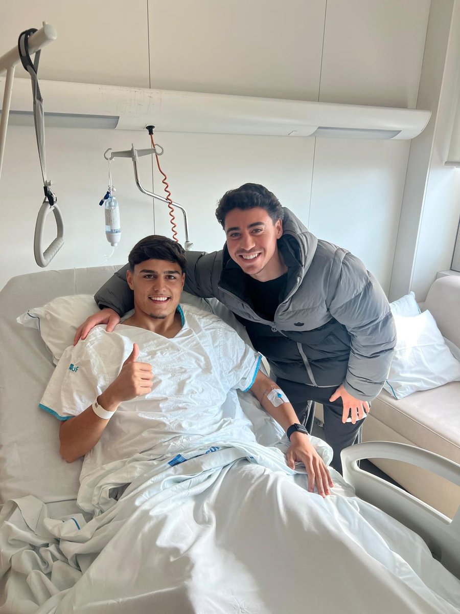 FCPorto's tweet photo. Esta é a força da Famiglia Portista 🫂💙

Vasco Sousa visitou Gonçalo Oliveira, atleta dos Sub-19 que sofreu recentemente uma lesão grave.

#SeguimosJuntos https://t.co/Q8G1kZM9Pc