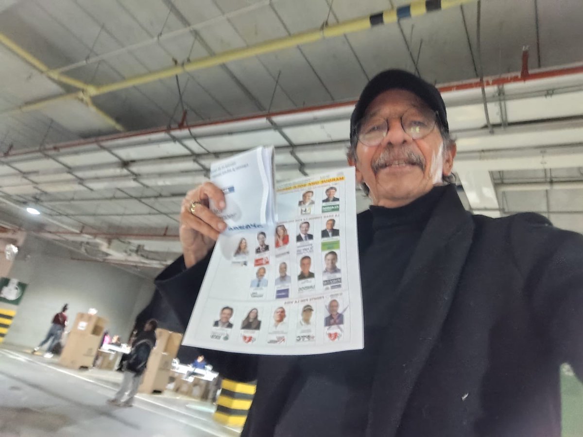 criticolombia3's tweet photo. Jajajajajaja votó por él mismo pero se salió del cuadro y se lo anularon jajajajajajaja! https://t.co/EDJWUAEIwW