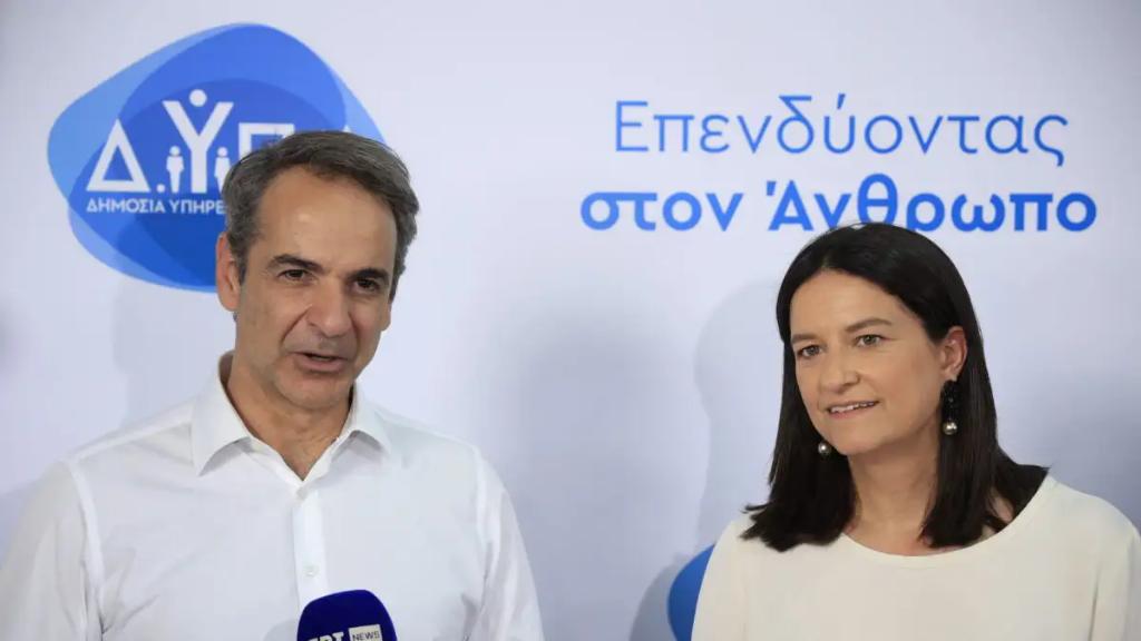 Το Υπουργείο Εργασίας επισκέφτηκε η πρέσβειρα τον ΗΠΑ.
Γέλια και χαρές... μόνο εργαζόμενοι δεν έχουν περάσει την πόρτα αυτού του υπουργείου. 

Αλλά τι περιμένεις...
Όμοιος τον όμοιο κι η κοπριά στα λάχανα