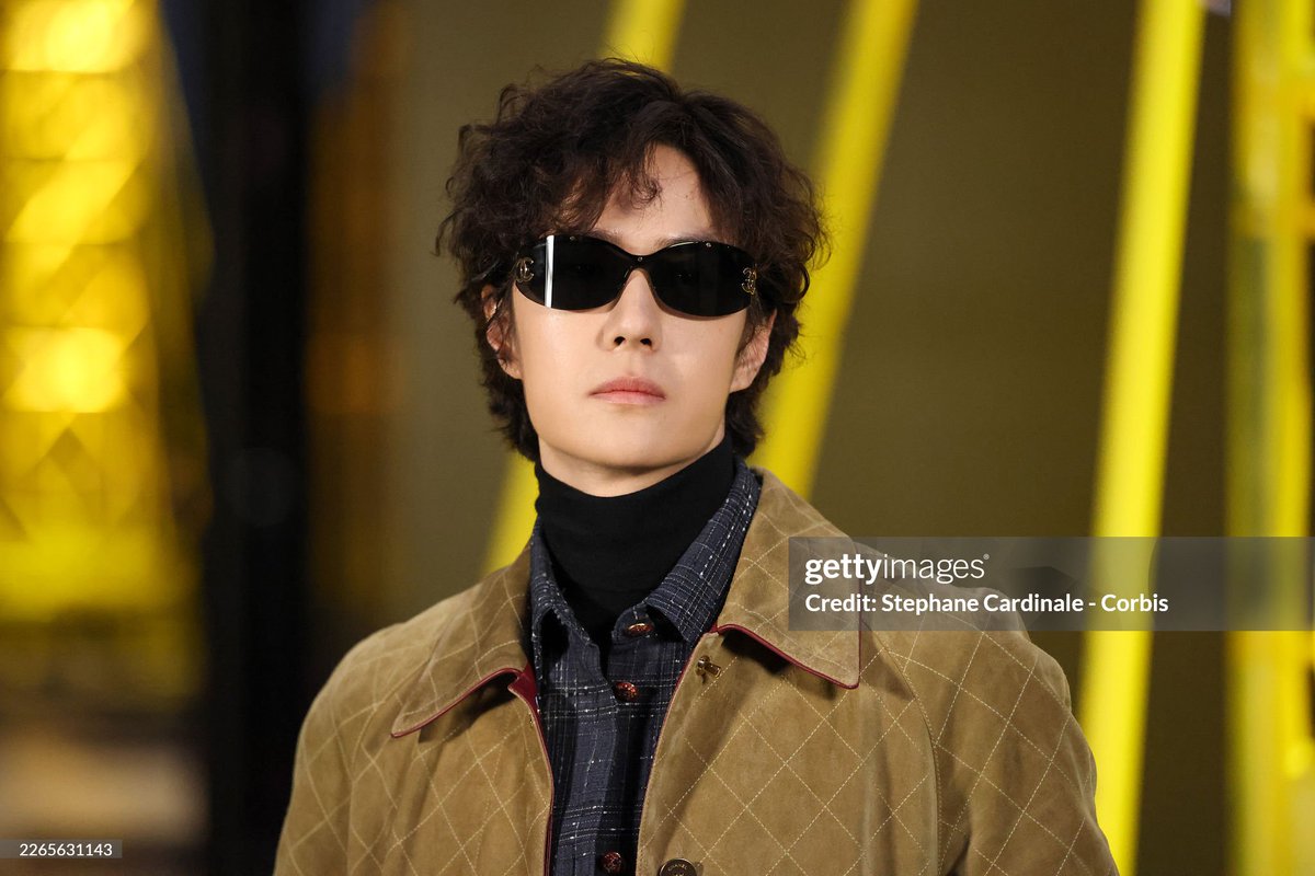 Wang Yibo steals the spotlight at the Chanel Fashion Show, serving cool charisma and dashing perfection.