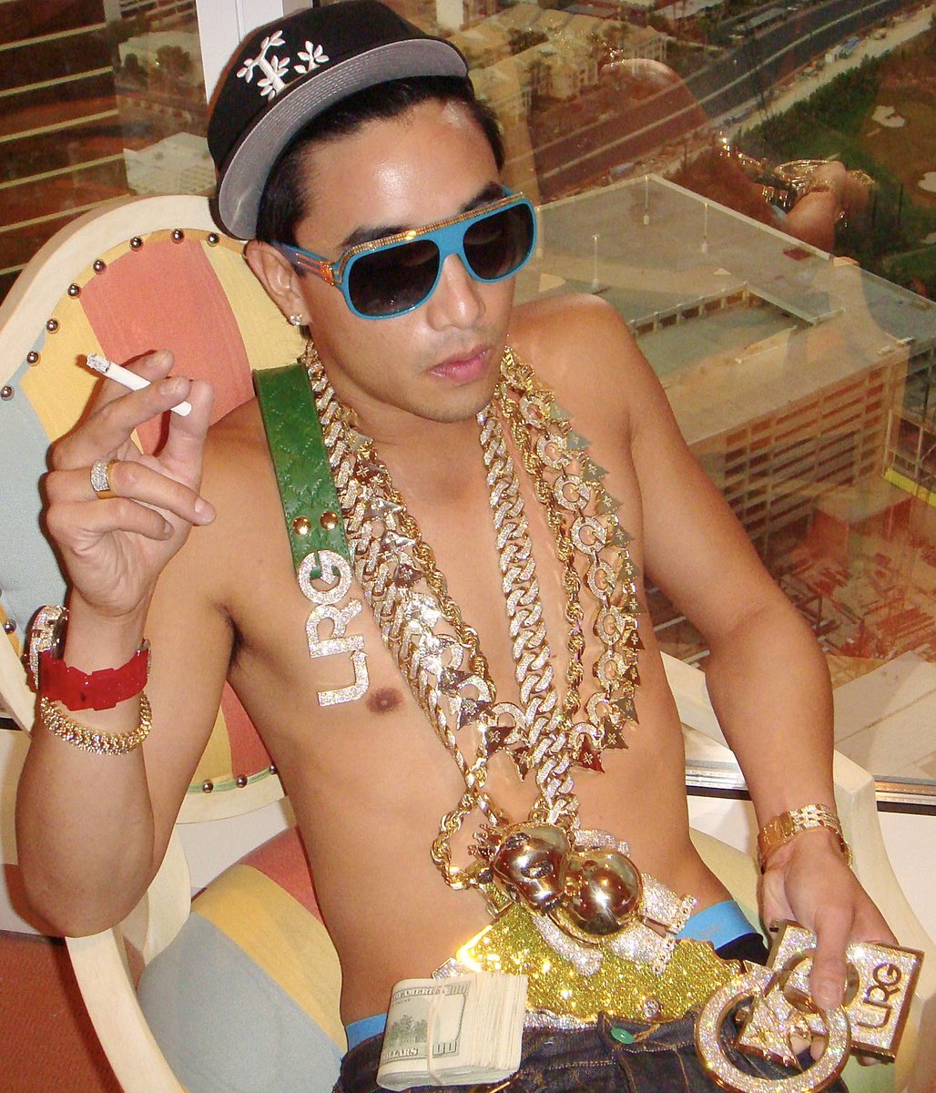 BENBALLER's tweet image. 20 years ago I made my best friend Jonas hands down the best jewelry set up in the 🌎. I charged him around $700k for all this in the pic(minus my Cali chain) Today the MELT DOWN Value is over $5.5M. And if you threw away all the diamonds in this photo, it’s still $4.5M easy! 1/2