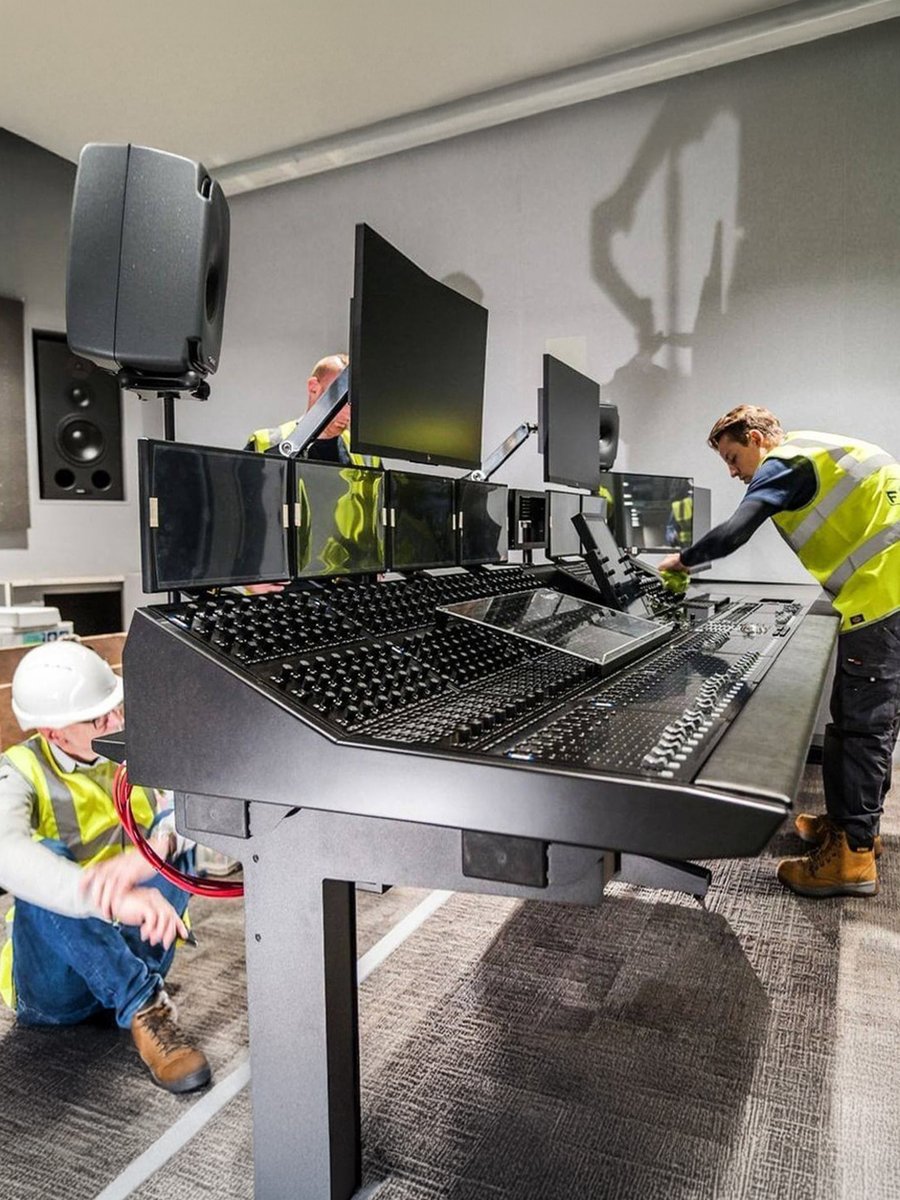 AvidProTools's tweet image. 👷 Installing Avid S6 control surface
📷 Frozen Fish Design 
▶️ avid.co/k8Op50YiZVm

#studiolife #avids6 #underconstruction #daw #controlsurface #avidcreator #avid #mixing #audioengineer #protools #setup #recording