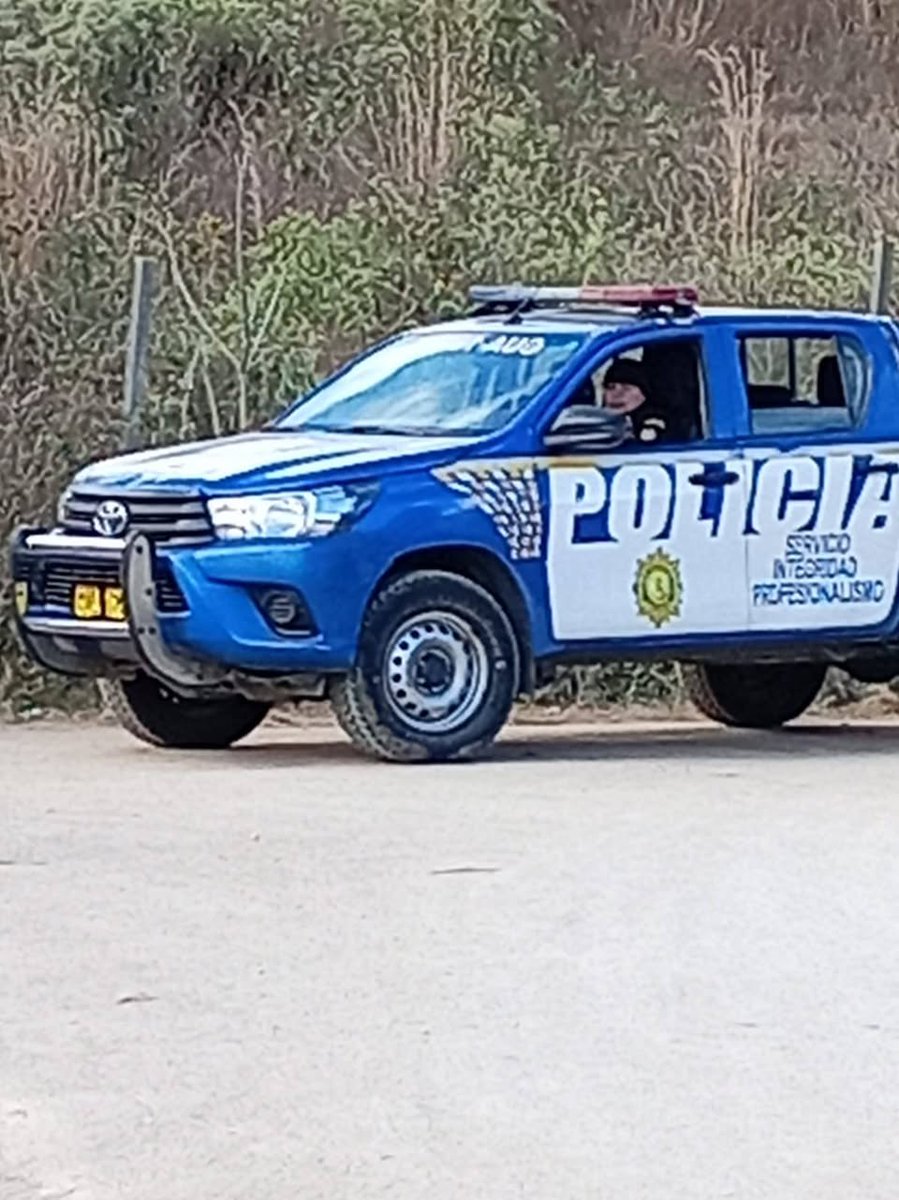 Factor4_GT's tweet photo. 🚨 #AlertaComunitaria
Comunitarias y comunitarios de El Pilar 1, San Juan Sacatepéquez denuncian usurpación de tierras con presencia de antimotines
📝 Hoy, vecinas y vecinos de la aldea El Pilar 1 denuncian que antimotines de la PNC resguardan acciones de la empresa #TRECSA en tierras que consideran comunitarias.
➡️ Señalan, una vez más, que la empresa opera mediante una asociación que habría registrado ilegalmente los terrenos y que su trabajadora Karlah Ivonne Sierra Rodríguez ha presentado denuncias contra los dueños legítimos, mientras promueven división en la comunidad.
➡️ Afirman que el gobernador Mauricio Benard Alvarado ya ha sido informado. El proyecto corresponde a una línea de transmisión que abastecería la planta San Gabriel de Cementos Progreso. Piden respeto a su tierra y evitar la violencia.
📹 y 📷: Comunidad El Pilar