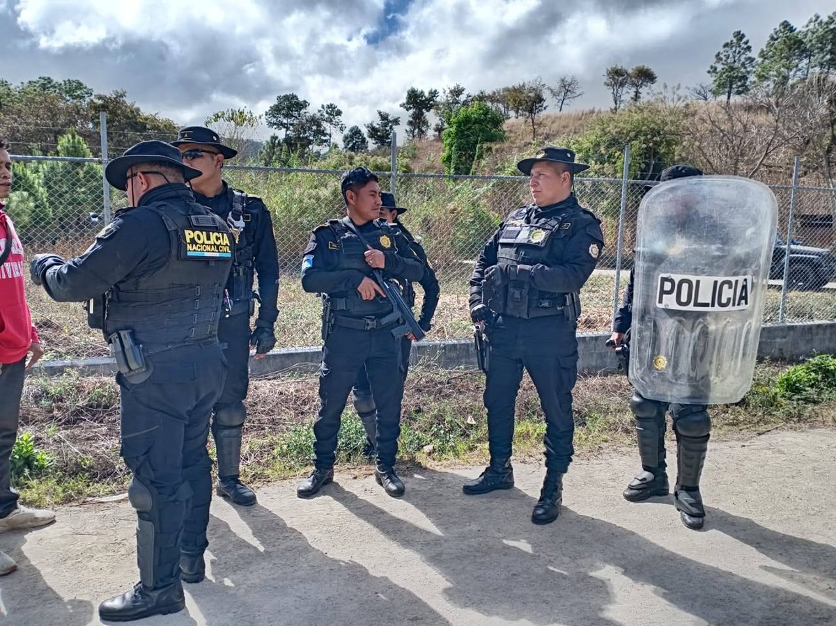 Factor4_GT's tweet photo. 🚨 #AlertaComunitaria
Comunitarias y comunitarios de El Pilar 1, San Juan Sacatepéquez denuncian usurpación de tierras con presencia de antimotines
📝 Hoy, vecinas y vecinos de la aldea El Pilar 1 denuncian que antimotines de la PNC resguardan acciones de la empresa #TRECSA en tierras que consideran comunitarias.
➡️ Señalan, una vez más, que la empresa opera mediante una asociación que habría registrado ilegalmente los terrenos y que su trabajadora Karlah Ivonne Sierra Rodríguez ha presentado denuncias contra los dueños legítimos, mientras promueven división en la comunidad.
➡️ Afirman que el gobernador Mauricio Benard Alvarado ya ha sido informado. El proyecto corresponde a una línea de transmisión que abastecería la planta San Gabriel de Cementos Progreso. Piden respeto a su tierra y evitar la violencia.
📹 y 📷: Comunidad El Pilar