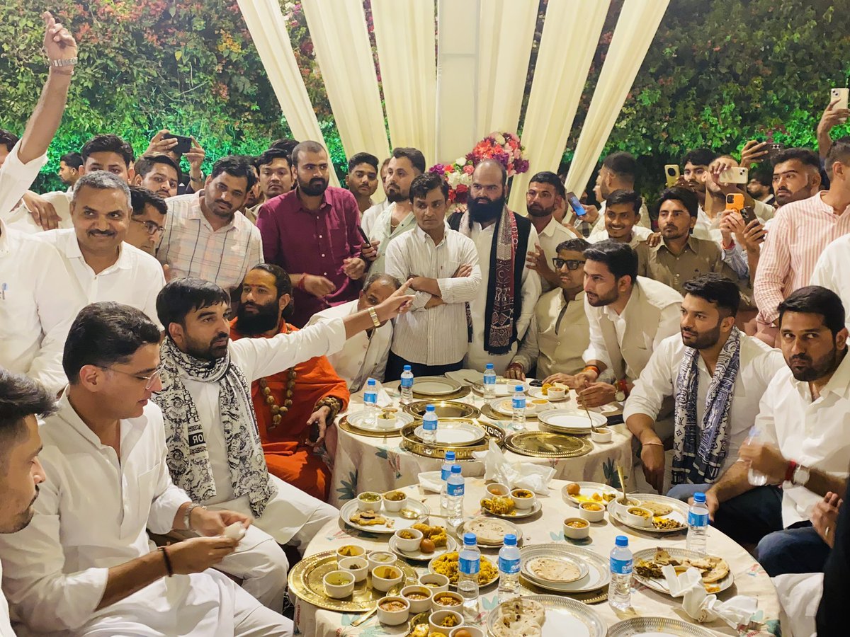 आज जयपुर में लाडनू के लोकप्रिय विधायक बड़े भाई मुकेश भाकर जी के आशीर्वाद समारोह में पहुंचकर बधाई व शुभकामनाएं दी। <a href="/MukeshBhakar_/">Mukesh Bhakar</a>