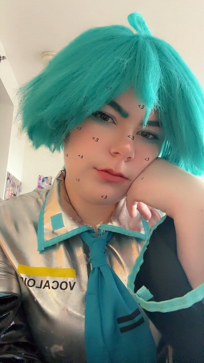 olic0s's tweet photo. wyd when mikuo looks at u like this #cosplay #miku #hatsunemiku #cosplaytwt https://t.co/lKrtk2KBNA