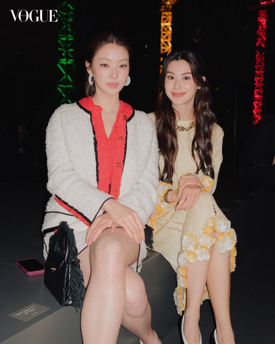 VogueThailand's tweet photo. #VogueFashionWeek ชมภาพของ ‘หมิว-ณัชชา’ @miunatshaa และ ‘ลีล่า-ลลินา’ @lena__lorena ในโชว์ CHANEL @CHANEL คอลเล็กชั่นฤดูใบไม้ร่วง/ฤดูหนาว 2026 ณ กรองด์ ปาเลส์ โมเมนต์สำคัญของทริปการเดินทางสู่ปารีสแฟชั่นวีกครั้งแรก และสัมผัสผลงานการออกแบบของ Matthieu Blazy ลำดับที่ 4 ในครั้งนี้ นอกจากนี้ยังร่วมถ่ายภาพกับ ‘กุลวิทย์ เลาสุขศรี’ บรรณาธิการบริหารโว้กประเทศไทยอีกด้วย #CHANEL #CHANELFallWinter #CHANELFW26xLenaMiu #LenaMiu

ภาพ: Daan Sachdev