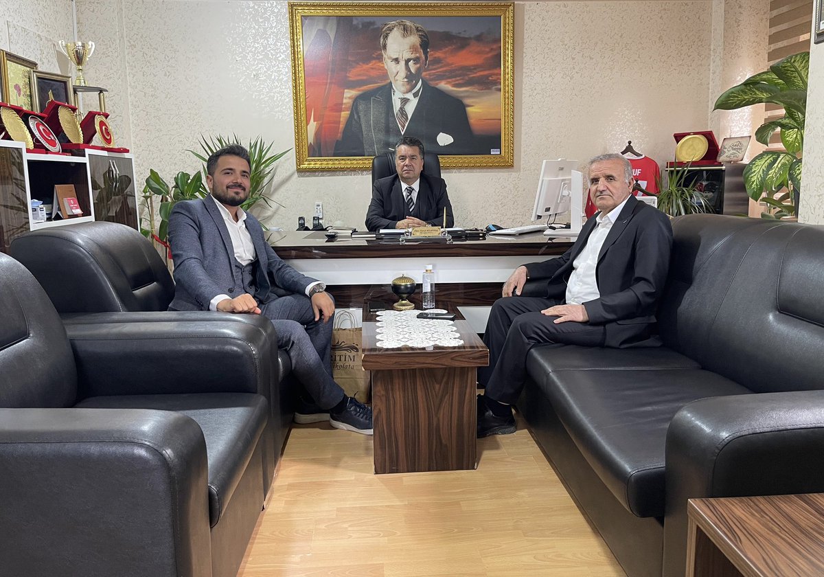 nusaybin_mem's tweet photo. Girmeli Çok Programlı Anadolu Lisesinde görev yapan öğretmenimiz Faruk GÖÇER, kaleme aldığı “Anlam Arayışı ve Kutsalın Geleceği” ile “Transhümanist Tutku: Quo Vadis?” Adlı iki eserini İlçe Milli Eğitim Müdürümüz Sayın Hacı Yusuf AVLANMAZ’a takdim etti.

Müdürümüz AVLANMAZ,  nazik ziyaretlerinden ve hediyelerinden dolayı Sayın GÖÇER'e teşekkür etti.

@tcmeb
@Yusuf__Tekin
@Mardin_Valiligi 
@mardinilmem
 @ali_eyyupkoca
@Nsy_Kaymakamlik 
@haciavlanmaz