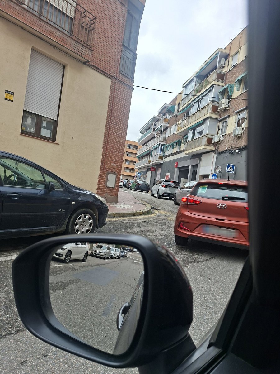 YOSanse1's tweet photo. @lsfernandeza Coches atrapados! De esto....no hablas? https://t.co/Yd4jke5XHI