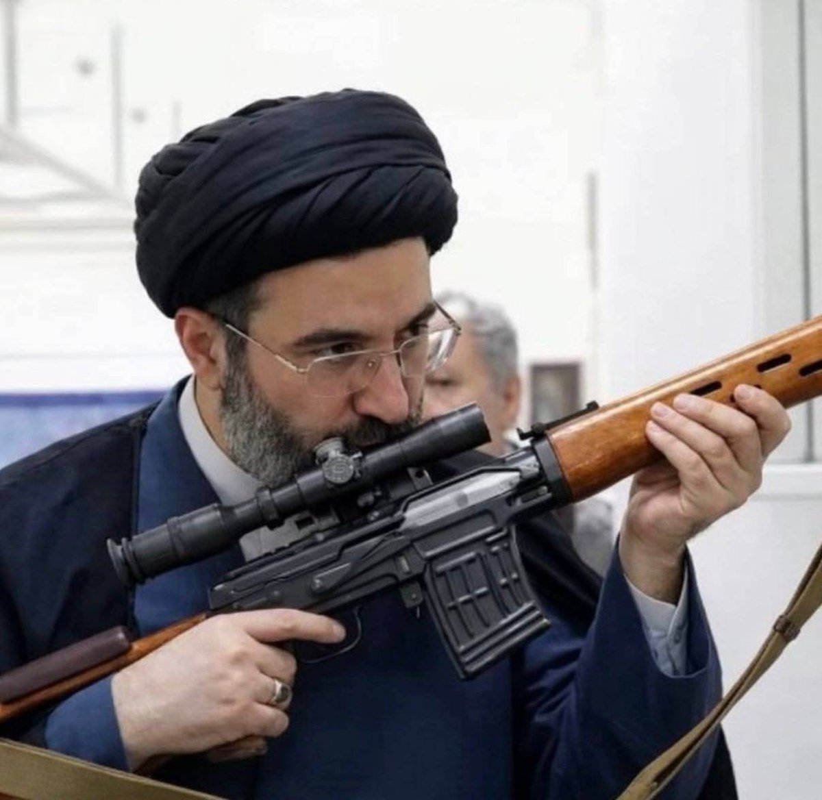 efkhoshi's tweet photo. با سلام،
با شهادت رهبر فرزانه انقلاب اسلامی ایران، مجلس خبرگان، عالمی فرزانه را به عنوان رهبر جدید انتخاب کرد. بیعت با ایشان، تجدید میثاق با آرمانهای انقلاب و اسلام است. برای رهبر جدید سلامتی و توفیق مسئلت داریم و بر پیمان خود با ولایت تاکید میکنیم.
#خامنه_ای_دیگر https://t.co/fRsrWwpSUZ