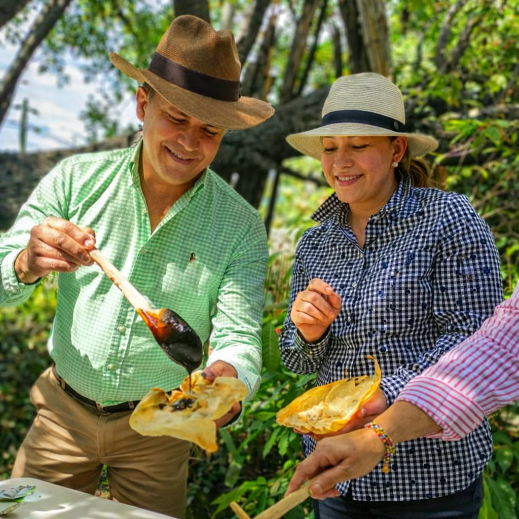 DainzuuT's tweet photo. Sabores que cuentan historias en Oaxaca 🌿 En nuestro exclusivo Tour Sabores de Oaxaca, los visitantes viven una experiencia auténtica donde la tradición se prueba, se aprende… ¡y se disfruta! https://t.co/LEndiMck9C

#dainzuutravel #saboresdeoaxaca #tourgastronómico https://t.co/JAq3xEXfRh