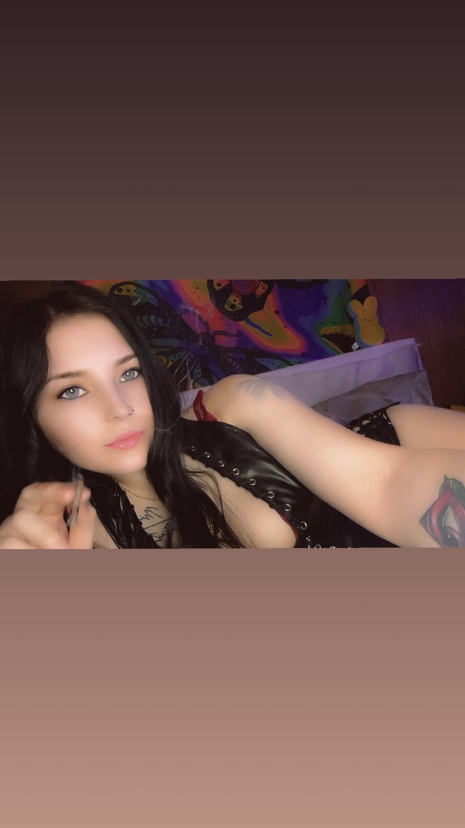 xoxoochokeeme's tweet photo. come smoke with me 💚🍃 https://t.co/4HY46SBiBP