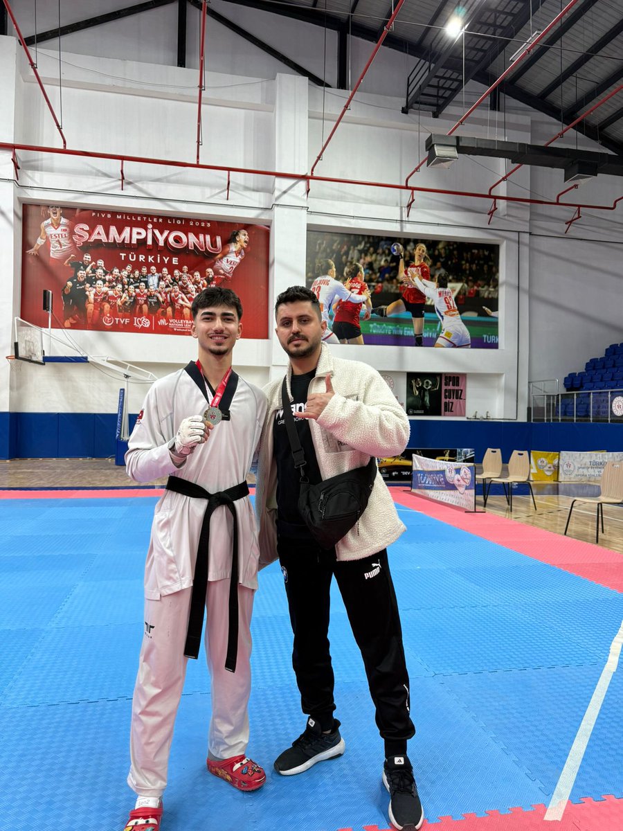 💐Nusaybin Gazi Anadolu Lisesi Bölge Birincisi oldu 🏆

06-08 Mart 2026 tarihleri arasında Diyarbakır’da düzenlenen Okul Sporları Taekwondo Bölge Şampiyonası’nda mücadele eden Nusaybin Gazi Anadolu Lisesi öğrencisi Yusuf Şimşek, 40 İlden, 170 lise arasından birinci olarak büyük