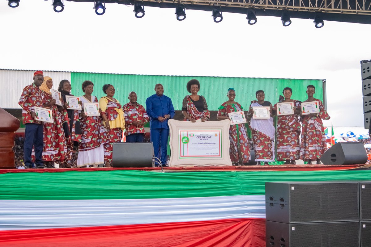UNWomenBurundi's tweet photo. Le moment fort a été la remise de certificats d’honneur aux femmes distinguées pour leur engagement dans leurs communautés. SE Première Dame a été saluée "pour son #dévouement et sa contribution à l'amélioration du statut social, économique et politique de la #femme #burundaise." https://t.co/VMw0UQHon1