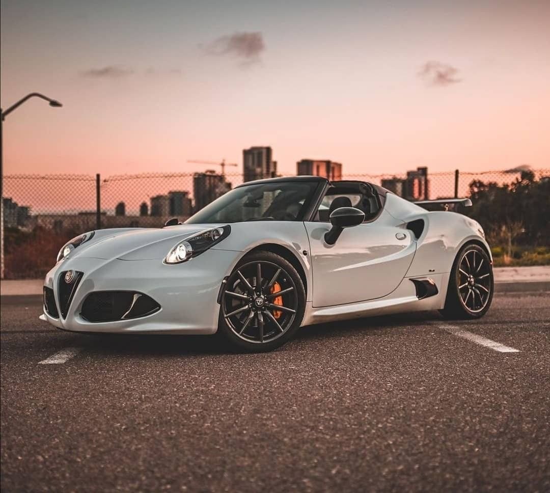 It’s small, it’s loud, and it makes every modern supercar feel like a numb toy. 🔥