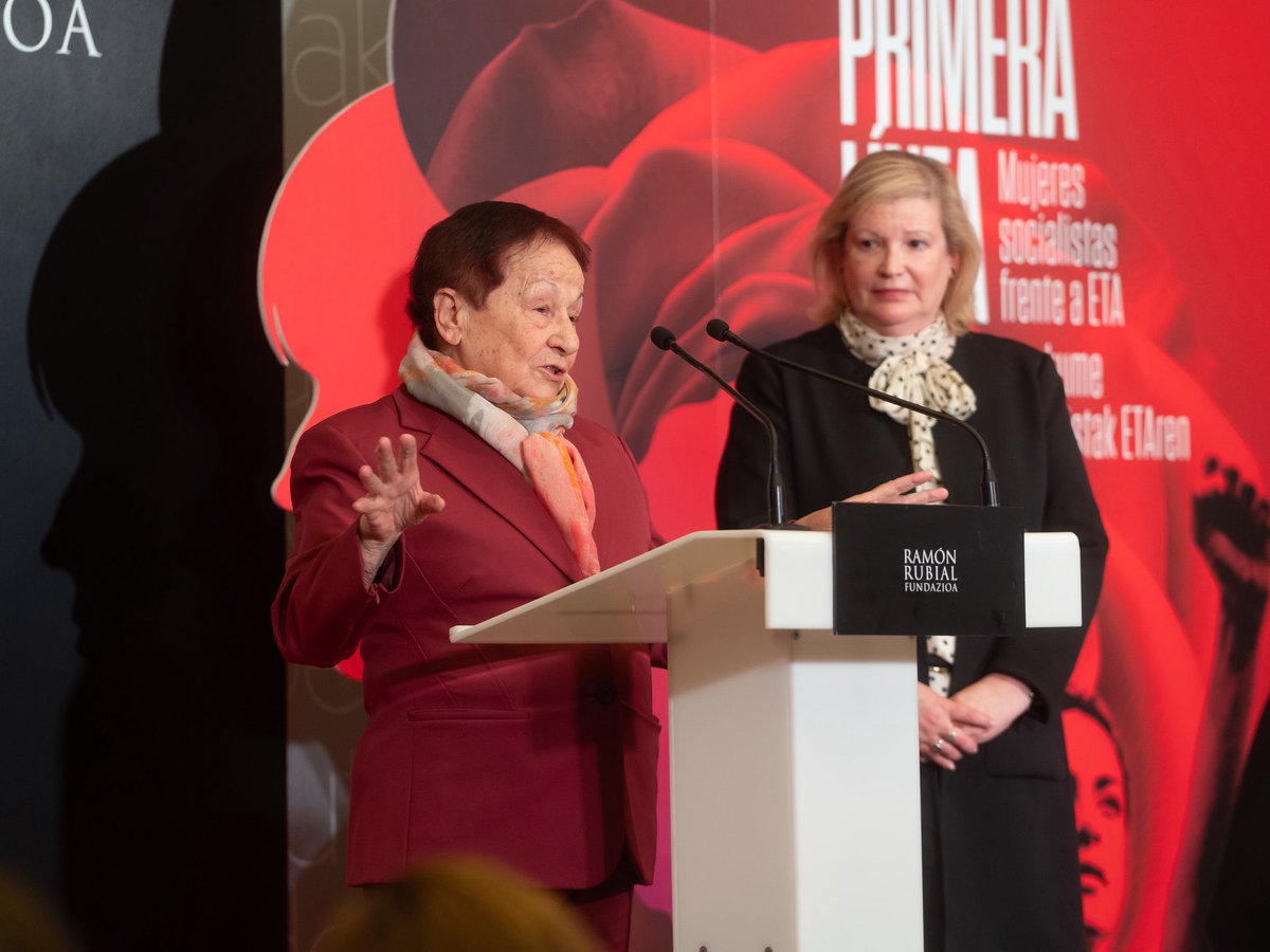 susanagarc2's tweet photo. Hoy hemos asistido al homenaje “En primera línea. Mujeres socialistas frente a ETA” de la @FunRamonRubial.

Un reconocimiento a mujeres que, con valentía y compromiso, defendieron la democracia y la libertad en los momentos más difíciles. Su ejemplo sigue siendo imprescindible.🌹 https://t.co/e9QjsEw6sO