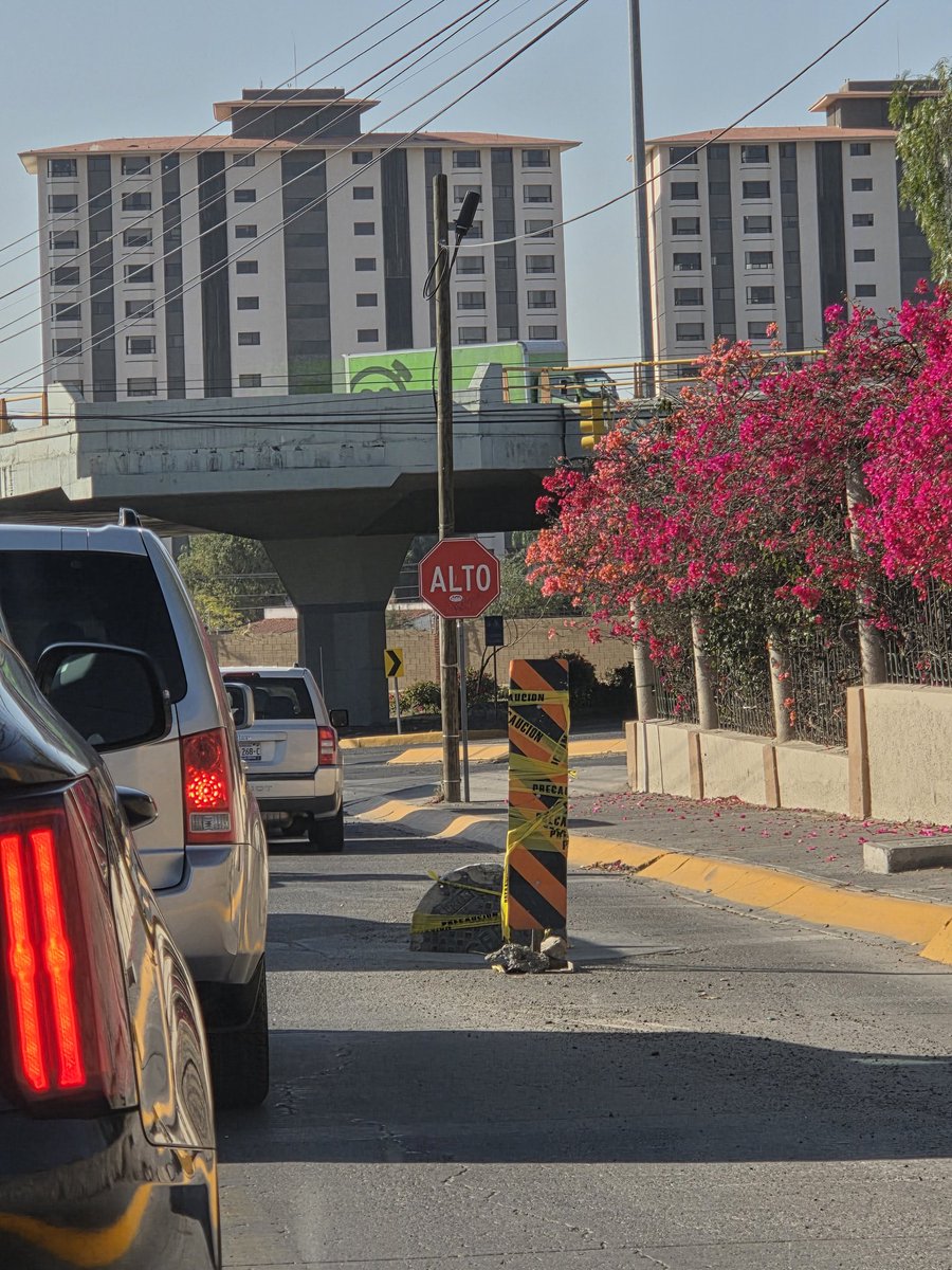 CMuratalla's tweet photo. Más de 1 mes que esta así, representa un riesgo para los ciudadanos y genera tráfico todos los días. @AleGutierrez_mx @DGOP_Leon  @municipio_leon  casi frente a metropolitano, cerca de entrada a Balcones https://t.co/Z7nkbLSU7N