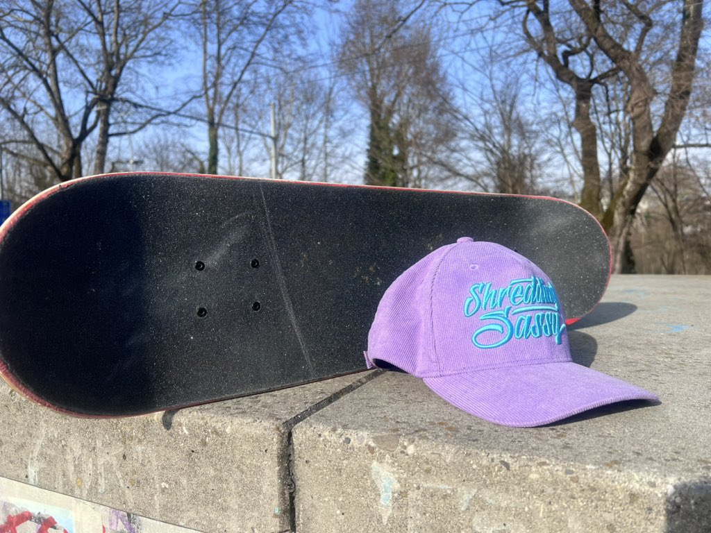 joshuatrees_'s tweet image. Out catchin some sun ☀️🛹🧢 

#skateboarding
#shredthefeed
@ShreddingSassy