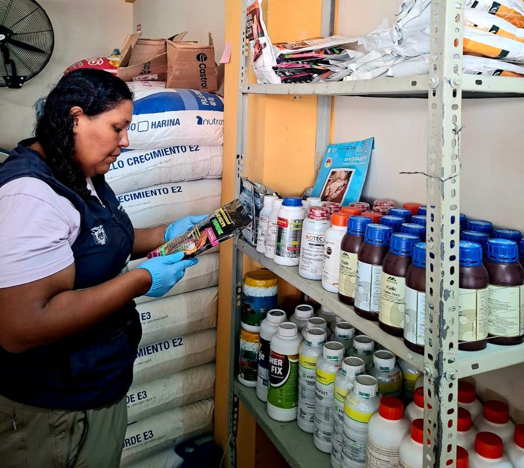 AgrocalidadZ2's tweet photo. #Orellana | 🌱🔬 Realizamos la toma de muestras de insumos agropecuarios en el cantón Francisco de Orellana, como parte del control de calidad con el que garantizamos productos confiables y eficaces para el sector agrícola. ✅ #InsumosDeCalidad https://t.co/WbrCLAcX67
