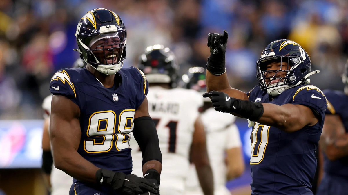 BigBackJohnny's tweet photo. HOLY SHITTTT AP DID SOMETHING!! Former Chargers DE Odafe Oweh agreed to terms with the #Commanders to a 4-Year, $100 million deal with $68 million guaranteed! Per @AdamSchefter https://t.co/tnO4HxMsRA