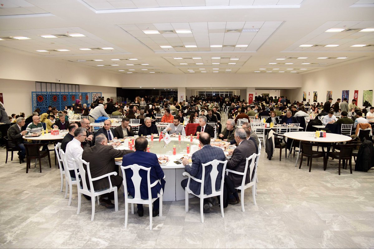 KTUNEDU's tweet photo. Üniversitemiz tarafından düzenlenen “Konya Teknik Üniversitesi II. Mezunlar Buluşması”, mezunlarımızın yoğun katılımıyla gerçekleştirildi.

Rektörümüz Prof. Dr. Osman Nuri Çelik’in de katılım sağladığı etkinlikte mezunlarımız, iftar sofrasında paylaşmanın ve birlikteliğin anlamını bir kez daha yaşadı.

@oncelik
@KariyerKtun