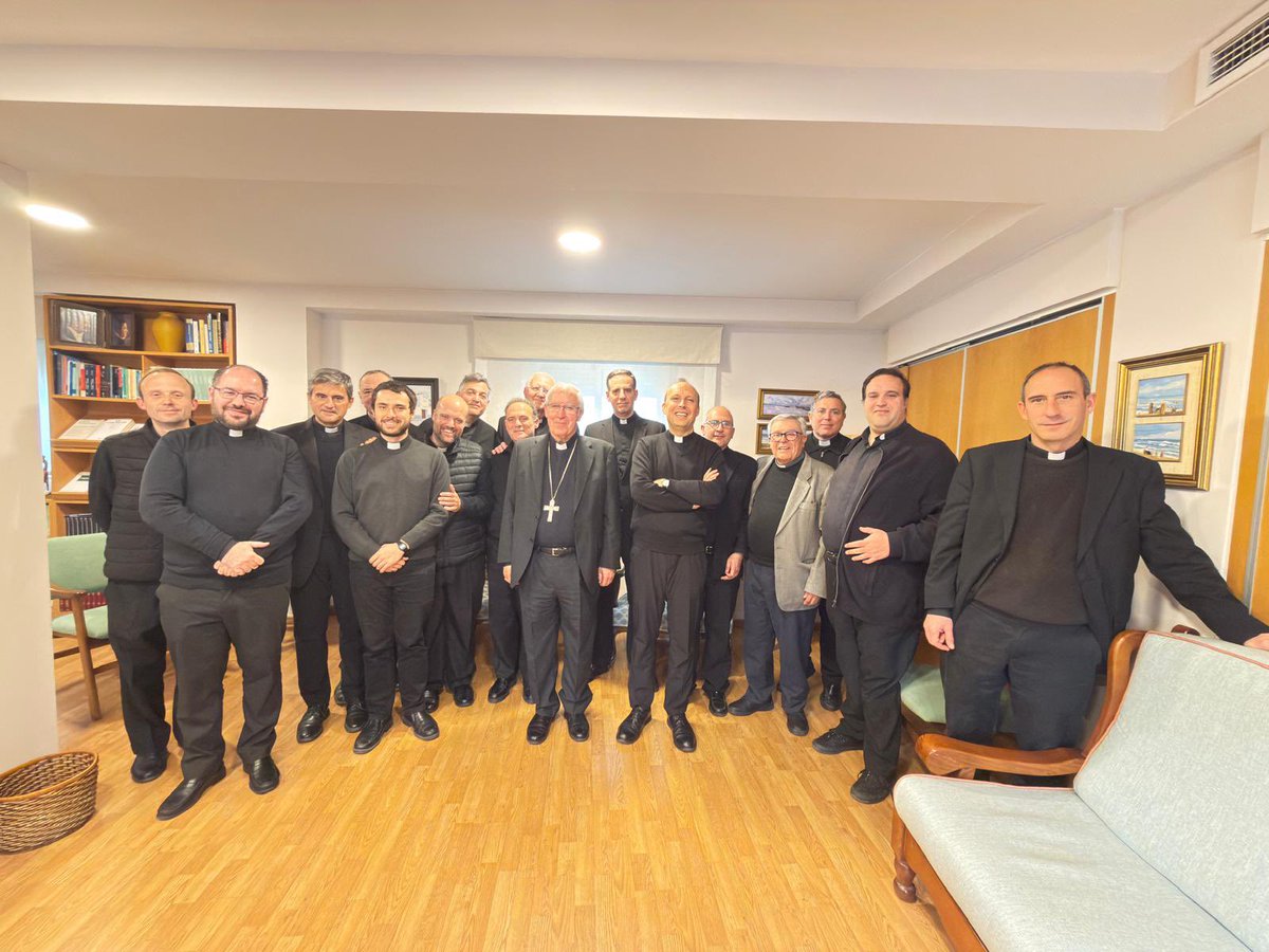 ArzobispoSaiz's tweet photo. Visita al Centro Sacerdotal Candilejo de #Sevilla. Oración, ágape fraterno y una interesante tertulia sobre temas de actualidad, en especial sobre el viaje del #PapaLeón a España y la nota de la Conferencia Episcopal Española “Cor ad cor loquitur”, sobre el papel de las emociones en el acto de fe.