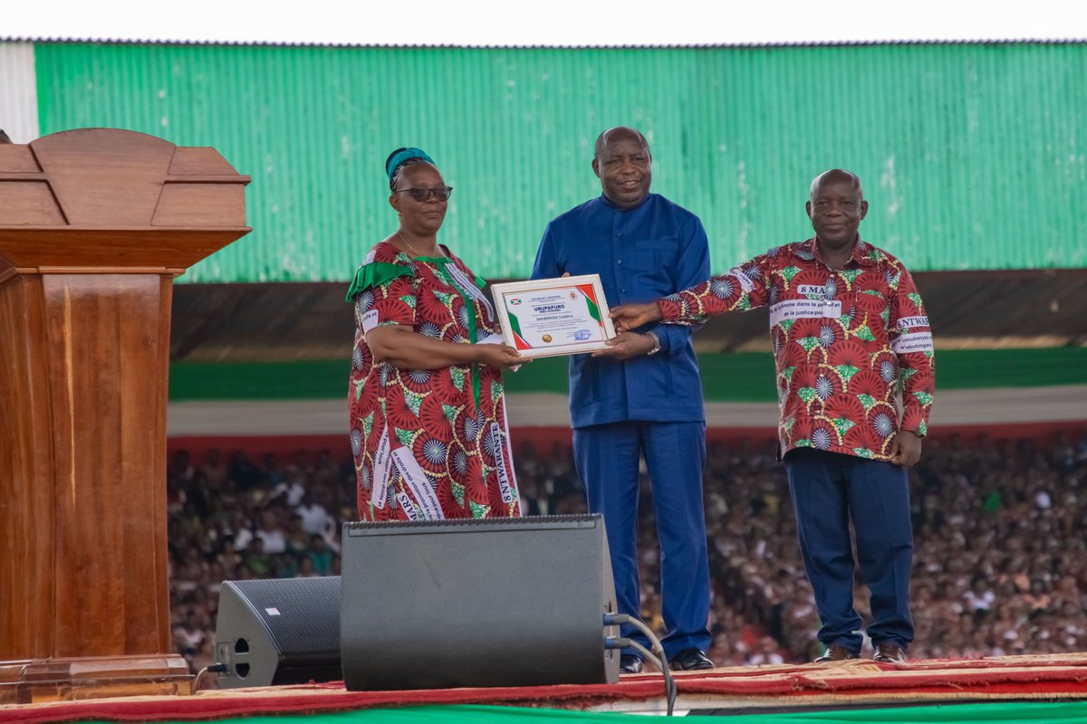 UNWomenBurundi's tweet photo. Le moment fort a été la remise de certificats d’honneur aux femmes distinguées pour leur engagement dans leurs communautés. SE Première Dame a été saluée "pour son #dévouement et sa contribution à l'amélioration du statut social, économique et politique de la #femme #burundaise." https://t.co/VMw0UQHon1