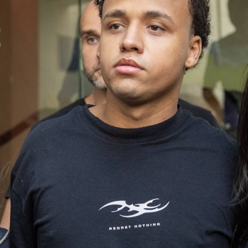 🚨 Vitor Hugo Simonin, um dos presos pelo estupro coletivo de uma menina de 17 anos no Rio, usou uma camiseta que diz "Não se arrependa de nada".

Além do horror da frase em si, ela é ligada ao movimento "red pill". O movimento prega que homens têm direito de estup*ar mulheres,