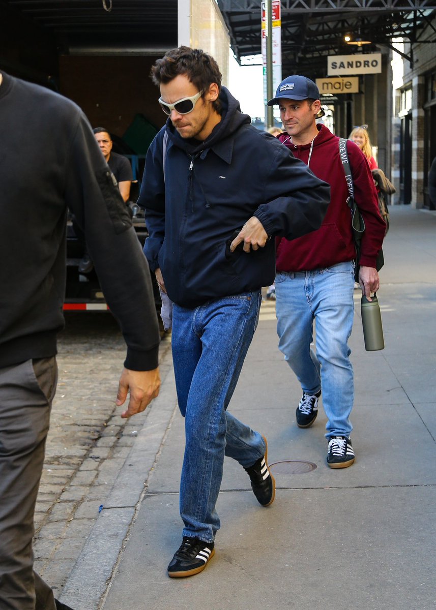 hsdcandids's tweet photo. Harry and Tommy leaving lunch in New York City today - 9 March https://t.co/ZegLCTa6yJ