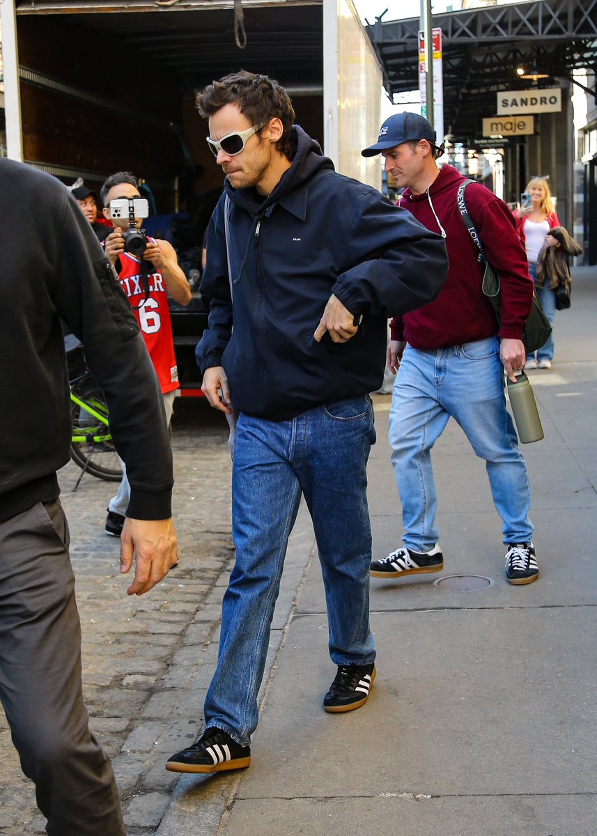 hsdcandids's tweet photo. Harry and Tommy leaving lunch in New York City today - 9 March https://t.co/ZegLCTa6yJ