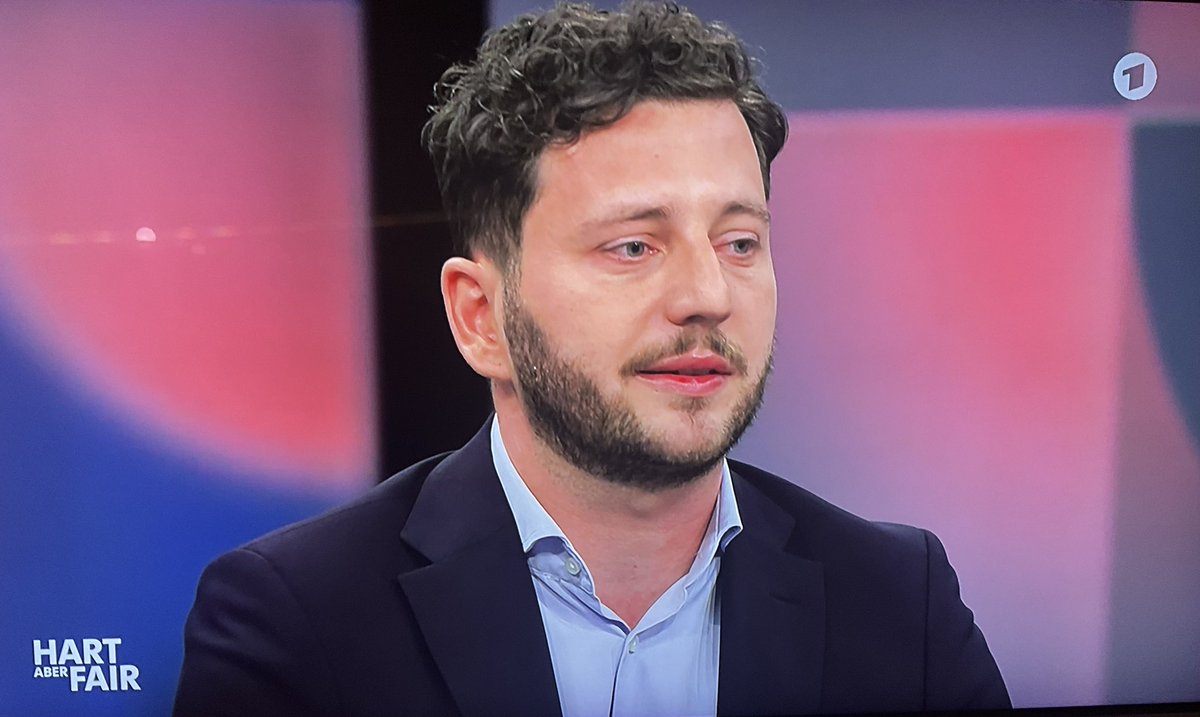 Das Rumgeeier von Banaszak wegen Boris Palmer illustriert, welcher ideologisch verstrahlter Sauhaufen die grüne Sekte ist.
Unwählbar.
#hartaberfair