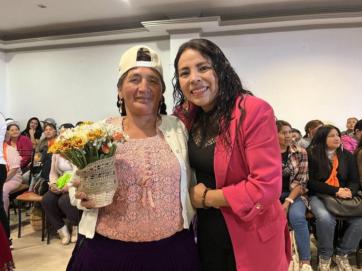 MarisolPenaloz2's tweet photo. #Mujeres que me inspiran ☺️
#Sayausí #ElValle #SanJoaquín #Baños #Tarqui #Nulti se reúnen en #Cuenca en el 6.º Encuentro de Mujeres en Red.
#Lideresas de nuestras parroquias rurales ❤️ https://t.co/6k4owcP21T