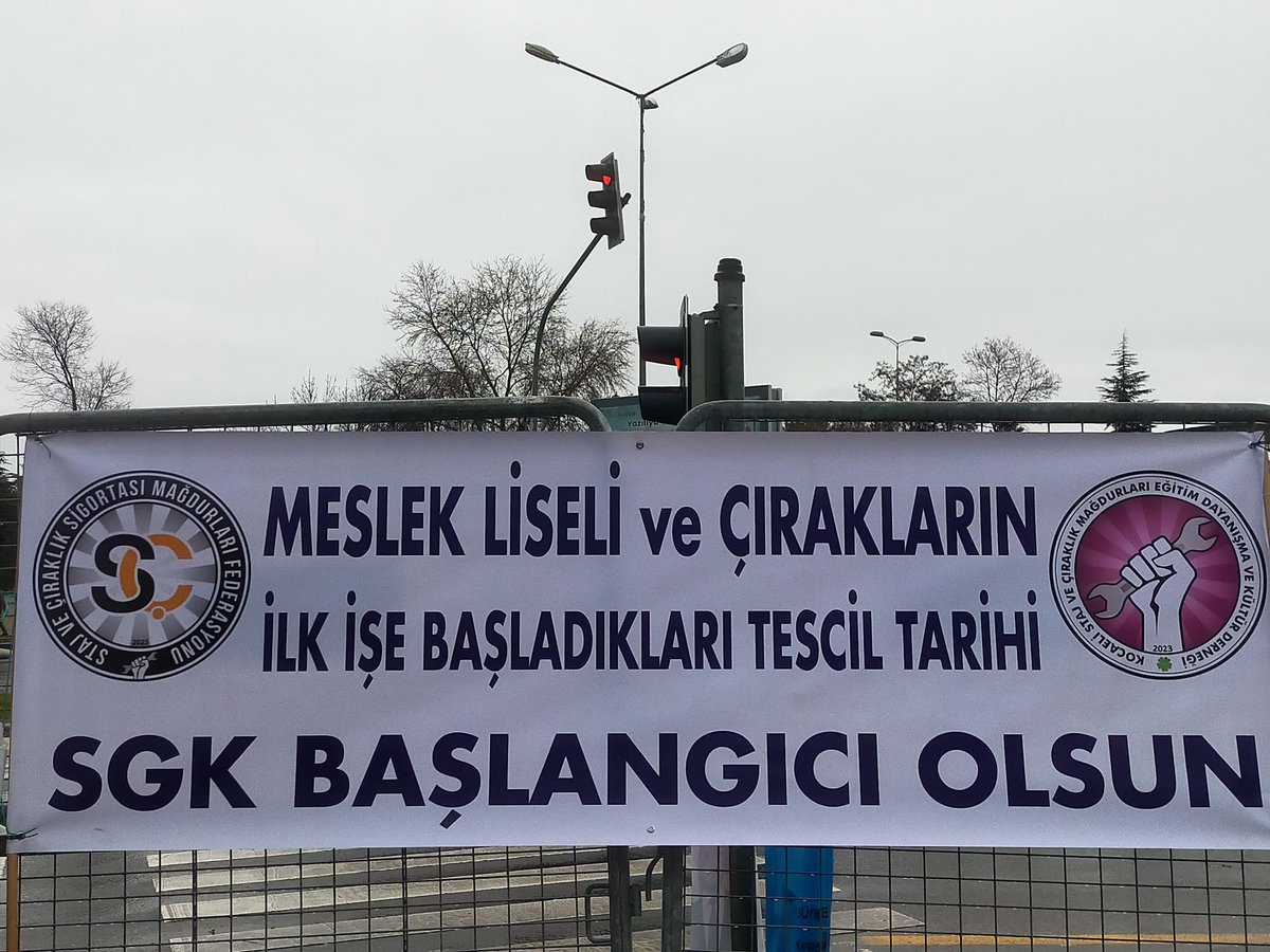 SrraEmre's tweet photo. Geleceğin Türkiye’sini inşa eden eller bugün hak arıyor👈
 Çocuk yaşta işe giren stajyer ve çırakların sigortası neden yok sayılıyor❓️
​ 
Hakkımızı verin🇹🇷
@csgbakanligi
@RTErdogan
@herkesicinCHP
@MHP_Bilgi
@zorlu77

Sendikalar Susmayın
#StajyerÇırağaTamSigortaHakkıVerilsin https://t.co/1Dv4iBOMzA
