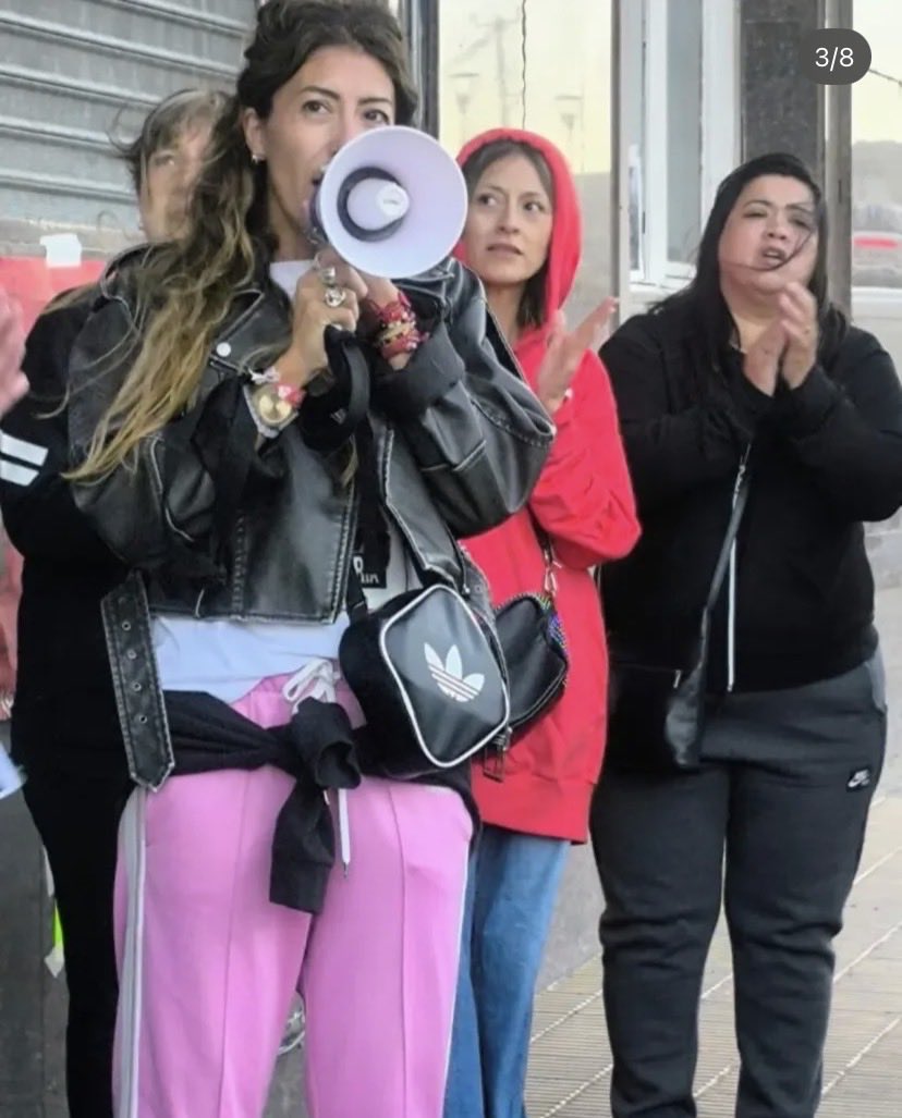 SurArriba's tweet photo. ✒️ Con datos situados, y con voces desde la calle, las organizaciones, la academia y las instituciones, Raquel arma un recursero para enmarcar la violencia patriarcal en una sociedad machista. 

 Leela completa en nuestra web: 

📲 https://t.co/tphSgqXiTC

2/3👇 https://t.co/dSq1GWVsLu