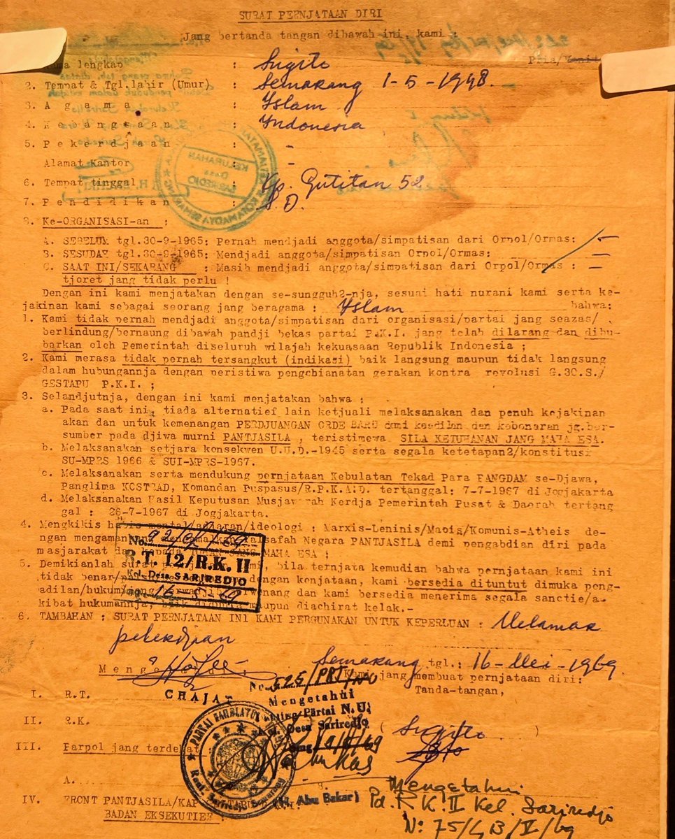 logos_id's tweet photo. Surat pernyataan *bukan anggota PKI*, diterbitkan tahun 1969.

Apakah kalian notice sesuatu dalam dokumen ini? Apa yang diemphasize? Bagaimana kalau dibandingkan dengan dokumen pemerintah lainnya di periode yang sama/sebelumnya? https://t.co/deojR6LOHh