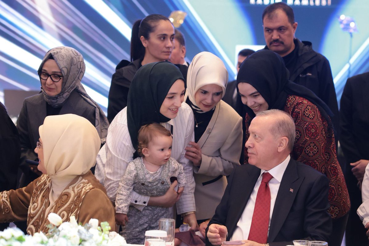 BuralSeyma's tweet photo. 8 Mart Dünya Kadınlar Günü Programı 
Cumhurbaşkanımız Sn. @RTErdogan ve Saygıdeğer @EmineErdogan Hanımefendi’nin teşrifleriyle Aile ve Sosyal Hizmetler Bakanımız Sn.@MahinurOzdemir düzenlediği "Sürdürülebilir Kalkınmada Kadın Hamlesi" iftarında biraraya geldik. https://t.co/L0ywtd0B1v