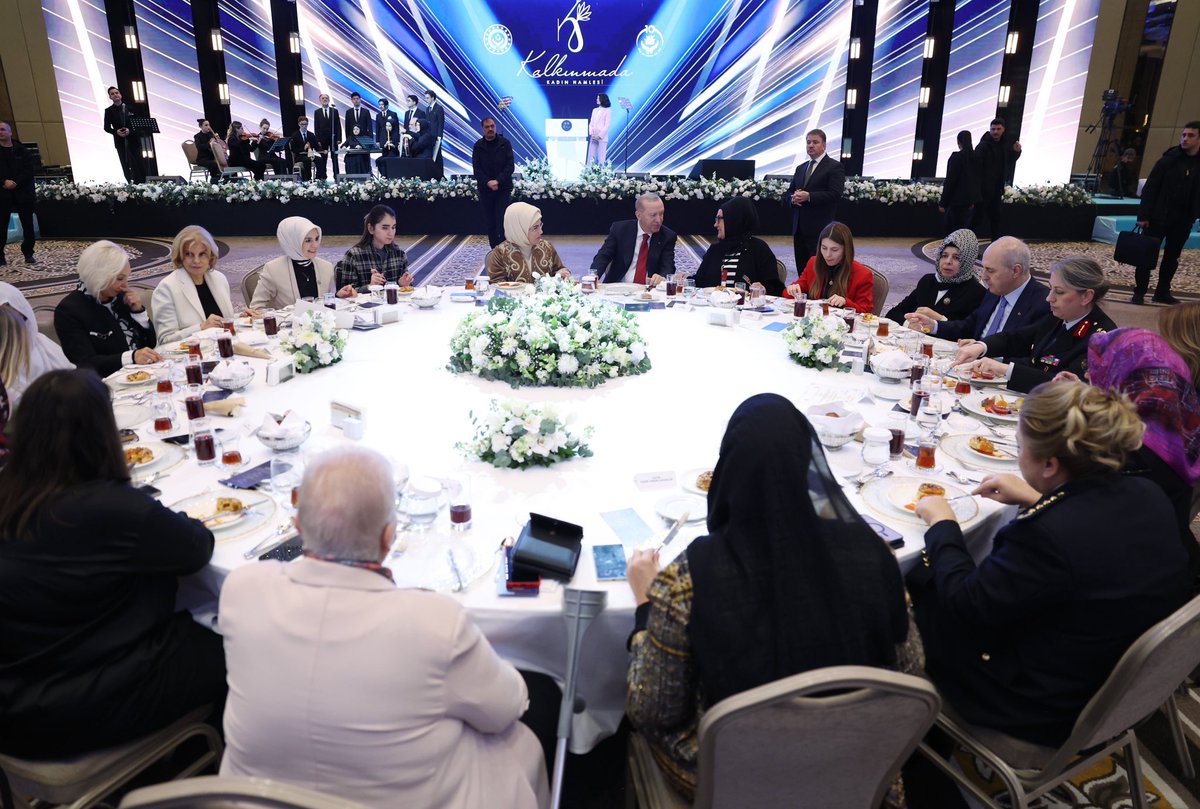 BuralSeyma's tweet photo. 8 Mart Dünya Kadınlar Günü Programı 
Cumhurbaşkanımız Sn. @RTErdogan ve Saygıdeğer @EmineErdogan Hanımefendi’nin teşrifleriyle Aile ve Sosyal Hizmetler Bakanımız Sn.@MahinurOzdemir düzenlediği "Sürdürülebilir Kalkınmada Kadın Hamlesi" iftarında biraraya geldik. https://t.co/L0ywtd0B1v