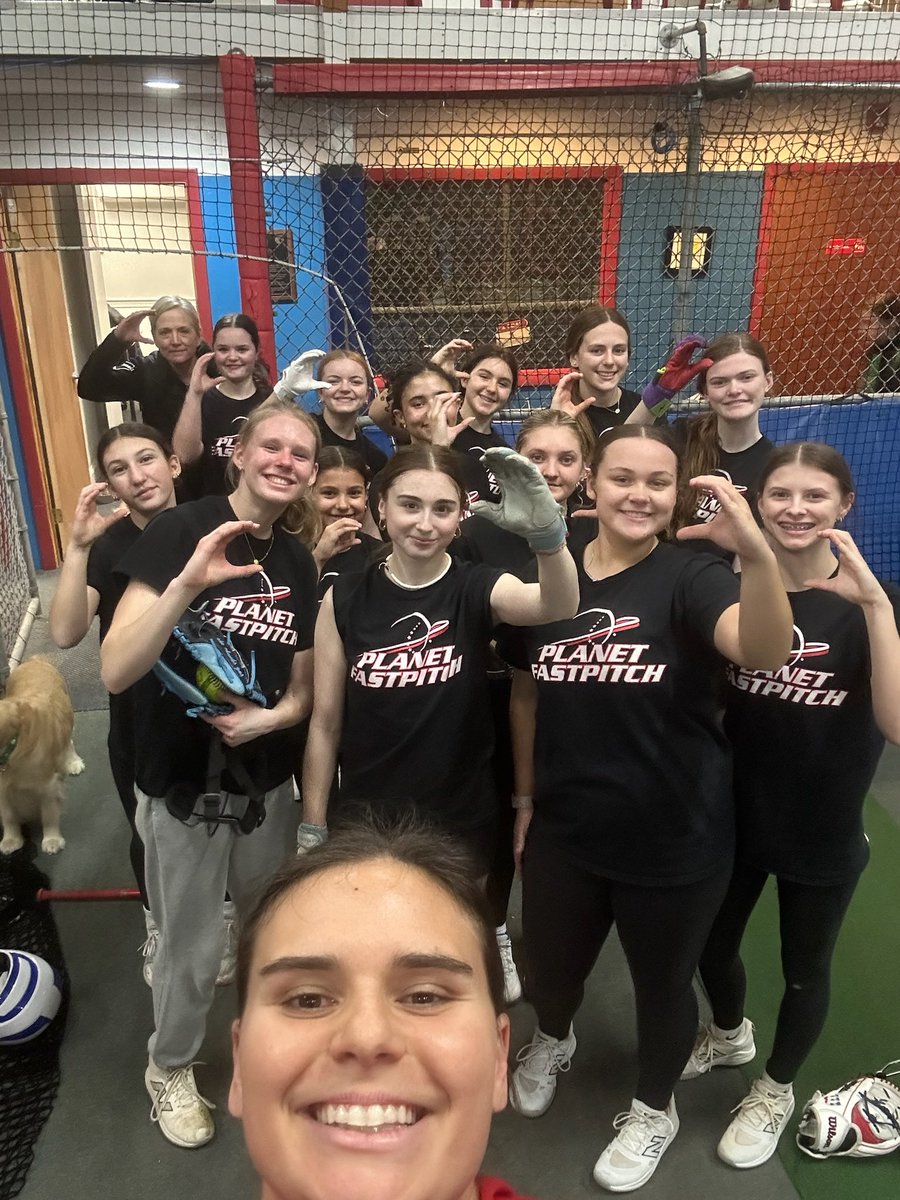 planetfastpitch's tweet photo. Our final Sunday Varsity class before metrics testing!
We wrapped up the last Clutch Week with a lot of competition & took time to hear from or seniors as they gave their speeches & reflected on their time at PFP.
A special way to close out the Sunday group❤️
#ThisIsPFP https://t.co/FxcKb600oR