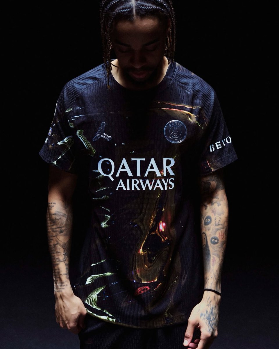 MidanAlAtqam's tweet photo. ⚫️⚫️

🇫🇷 كشف نادي باريس سان جيرمان الفرنسي عن طقمه الخامس لموسم 25/26 من Jordan https://t.co/p9vXqplJXe