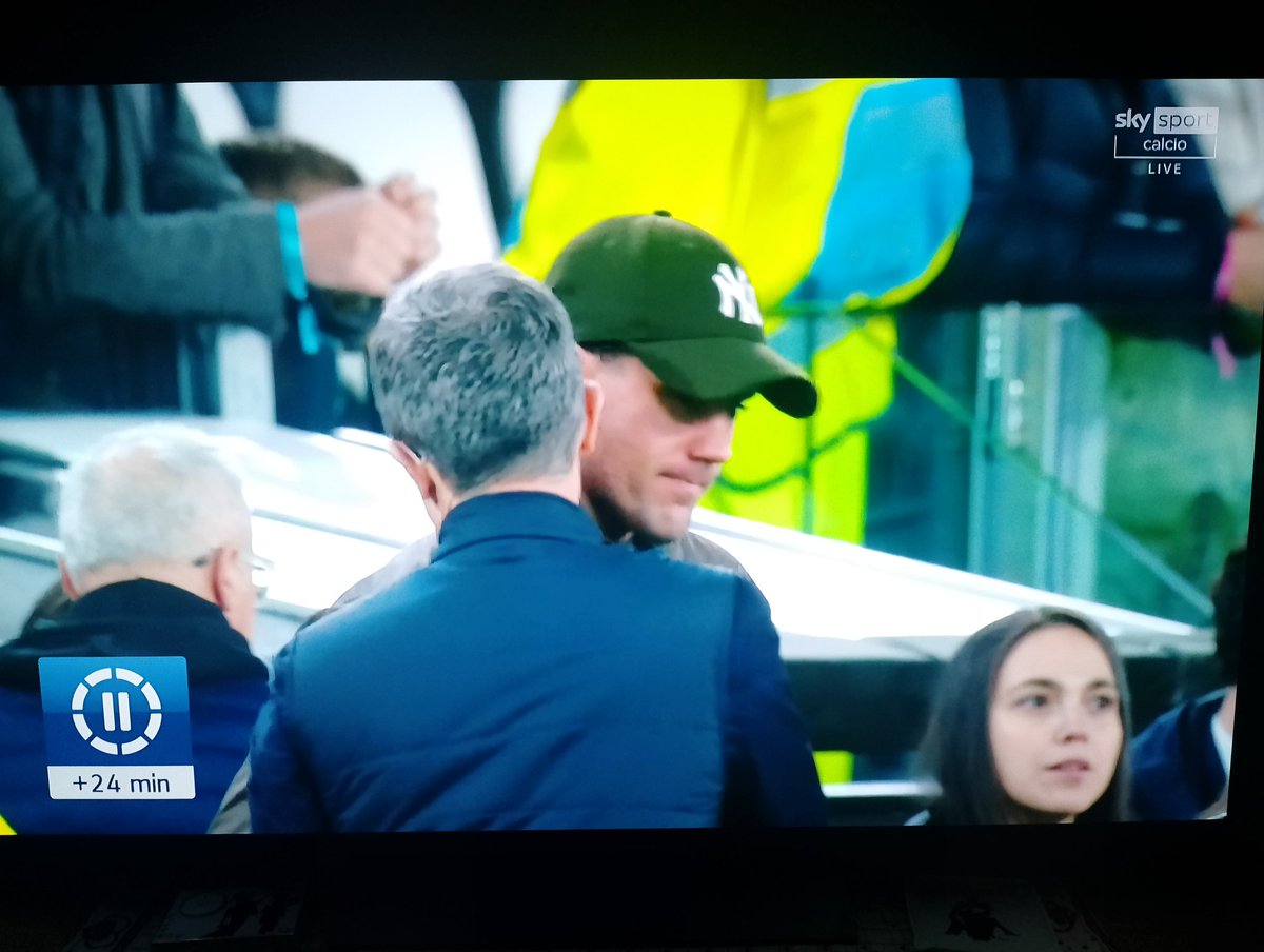 lazymurmur's tweet photo. @nicole_tosi_ Ciao Nicole, dato che ieri hai detto che non avevi visto Dusan allo stadio, ti condivido queste immagini che ho casualmente trovato dal pre-partita che avevo registrato sul mio MySky, spero che si veda e che ti faccia piacere, forza Juve sempre ⚪⚫ https://t.co/5S8I9d5Ewk