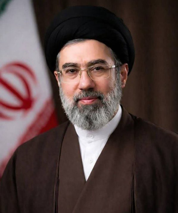 دوروز پیش پهلوی فراخوان داده بود ولی هیچکس نرفت تو خیابون اما امروز بدون اینکه رهبر جدید ما فراخوان بده همه اومدن تو خیابون و با رهبر عزیزمون سید مجتبی خامنه ای بیعت بستن...(:
#خامنه_ای_دیگر