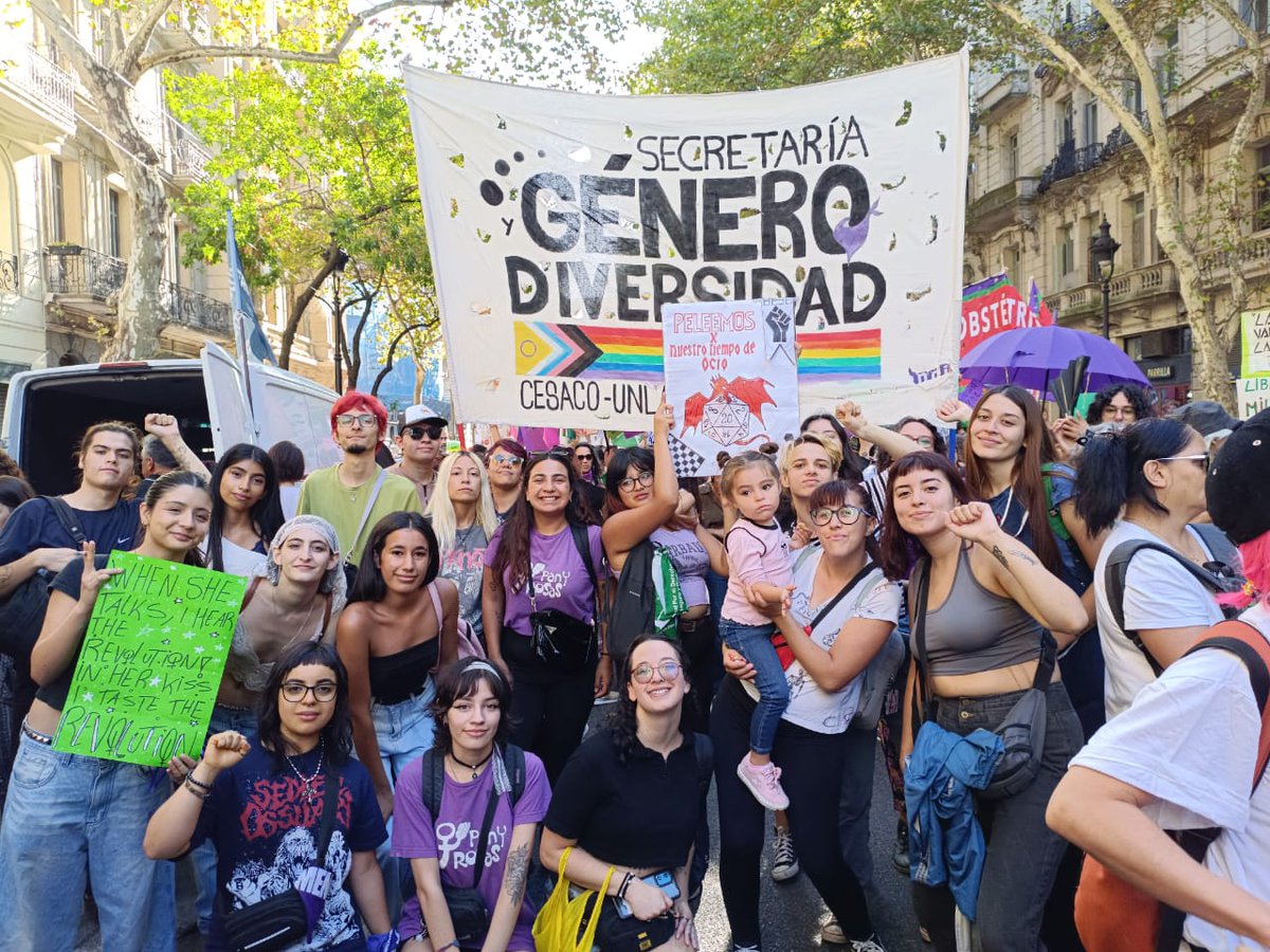 La secretaría de género y diversidad del CESACO presente en este #9M en las calles✊💜 les estudiantes con la fuerza del feminismo contra las reformas y políticas de ajuste de Milei