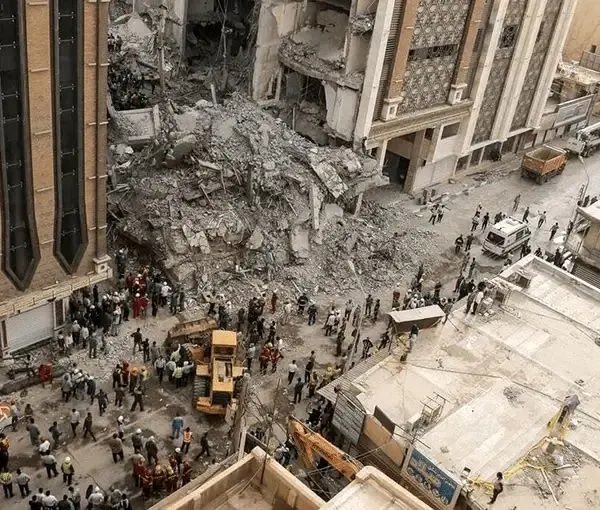Javid00Nick's tweet photo. #ThisIsNotWarPhoto
You might think it was hit by a missile, but this is #Plasco in Tehran, collapsed on firefighters and people because of municipal and owner corruption and ignored safety standards. Back in 2016 (1395), it burned down due to an electrical short!! https://t.co/1bxbmaMb8U