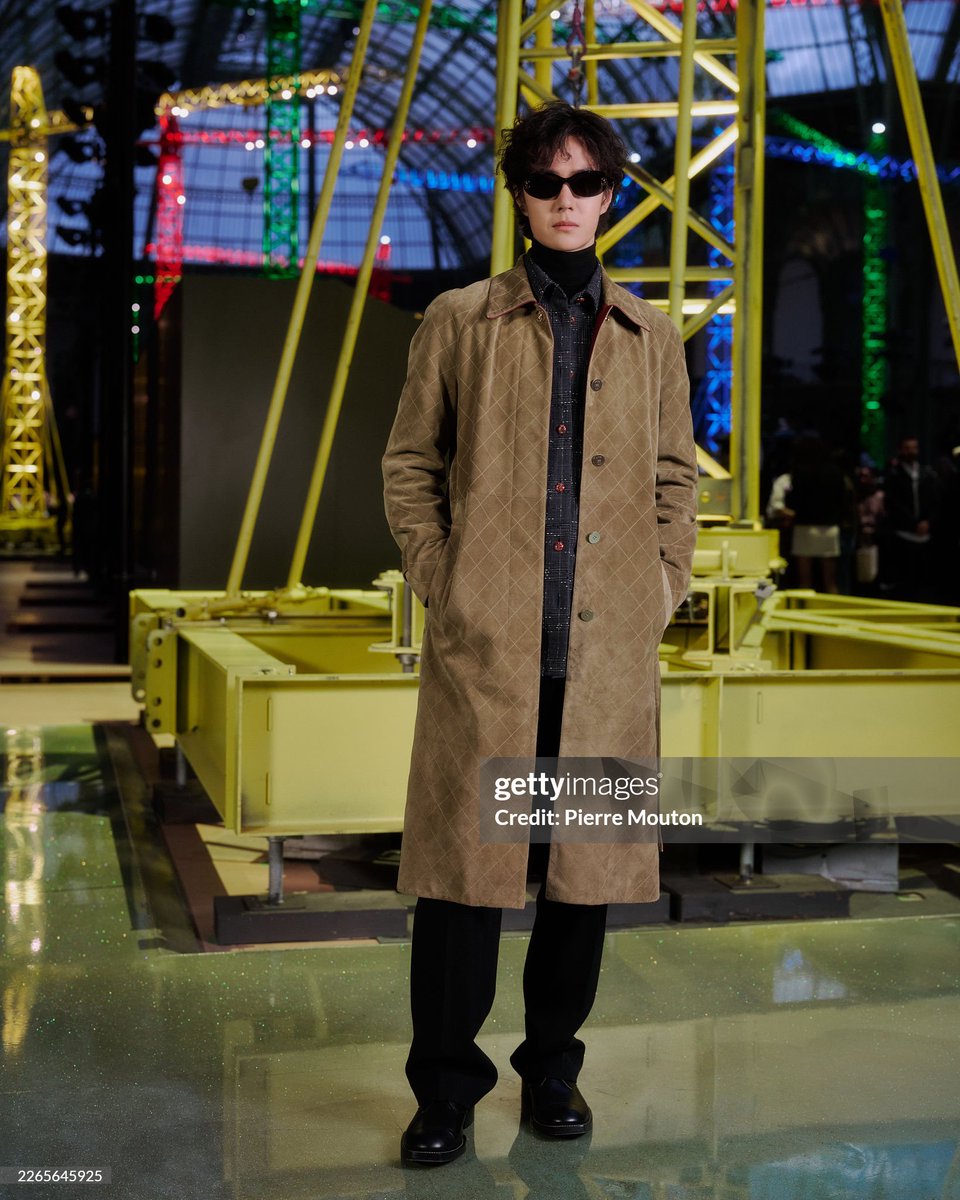 TrendyUpdate_th's tweet photo. หล่อ เท่ สไตล์หนุ่มชาแนล 😎
"หวังอี้ป๋อ" ร่วมชมแฟชั่นโชว์ Chanel คอลเล็กชั่นใหม่ 'Fall/Winter 2026' ณ กรุงปารีส ประเทศฝรั่งเศส 🇫🇷  

WANG YIBO CHANEL PFW 2026 
#WangYiboxChanel 
#CHANELFallWinter 
#CHANELShow 
#WangYibo 
#PFW2026 https://t.co/UylYKbyqiq