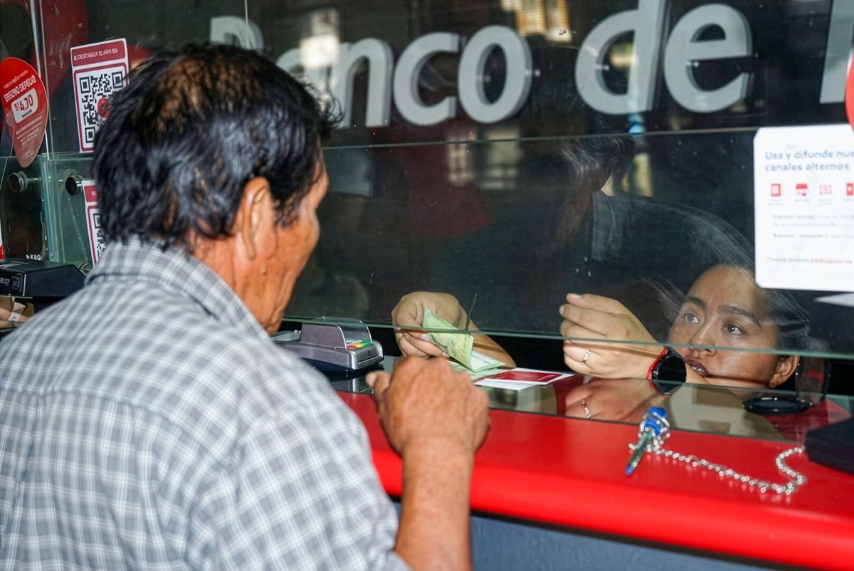 MIDIS_Pension65's tweet photo. 👀 En #Piura, el director ejecutivo de #Pensión65 supervisó el inicio del cobro del bimestre mar-abr.
👵🏼💳🧓🏽 El pago de la subvención fue adelantado ante la emergencia climatológica, y más de 740 mil usuarios cobran con sus tarjetas de débito.
 Nota https://t.co/enBOIWya4a 🇵🇪 https://t.co/t0SstrVbcd