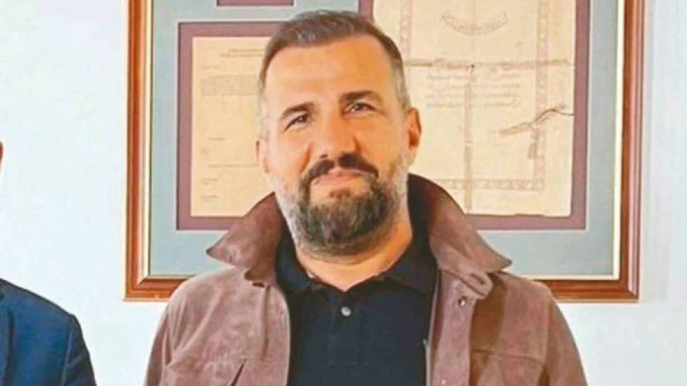 🚨SKANDAL | Cumhurbaşkanı adayı Ekrem İmamoğlu hakkında somut hiçbir delil olmamasına rağmen 1 yıldır tutuklu iken; rüşvet ve yolsuzluktan yargılanan eski DHMİ Daire Başkanı Mehmet Cemil Acar tahliye edildi!

Evinden;
— 26 kilogram altın, 
— 1 milyon 320 bin DOLAR, 
— 121 bin