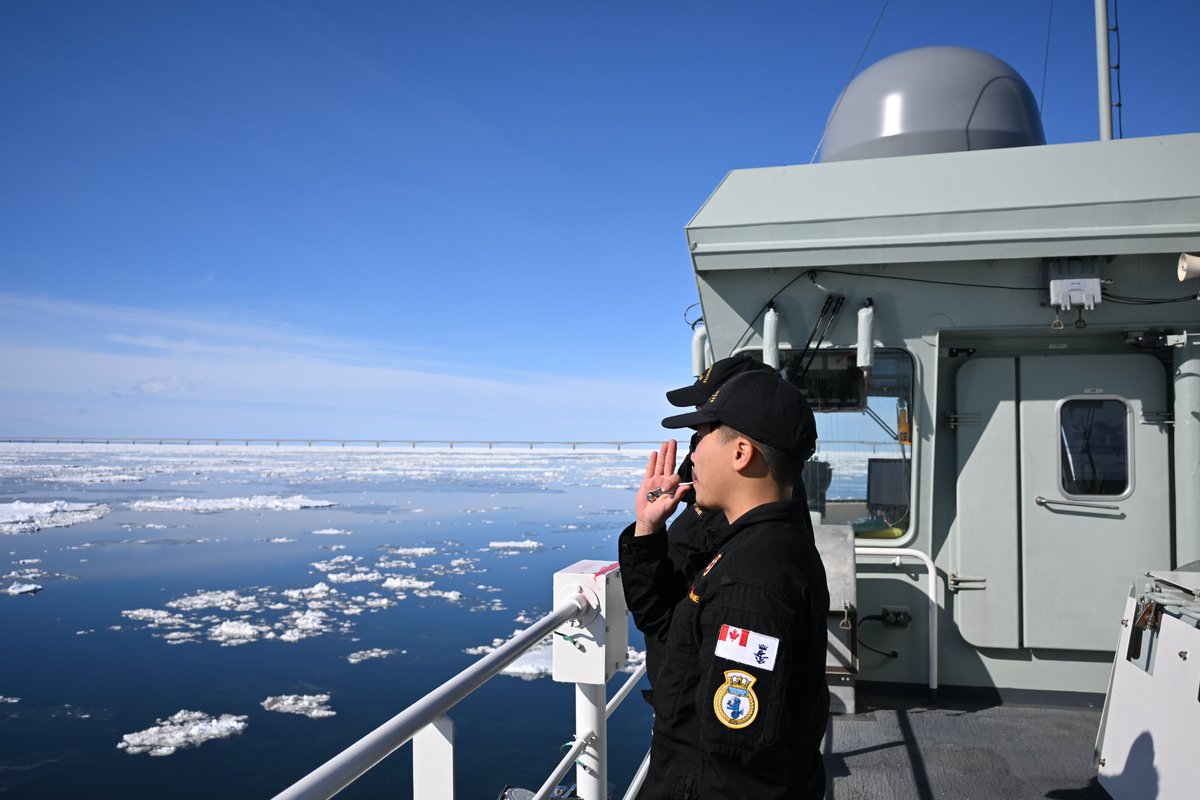 RoyalCanNavy's tweet image. #HMCSFrédérickRolette wrapped up #Arctic cold‑weather trials, working with DRDC scientists to study ice conditions and develop new tools that support safer navigation in polar waters, on ICENAV 2026. This research strengthens our ability to operate effectively in the North.🍁🧊🌡️